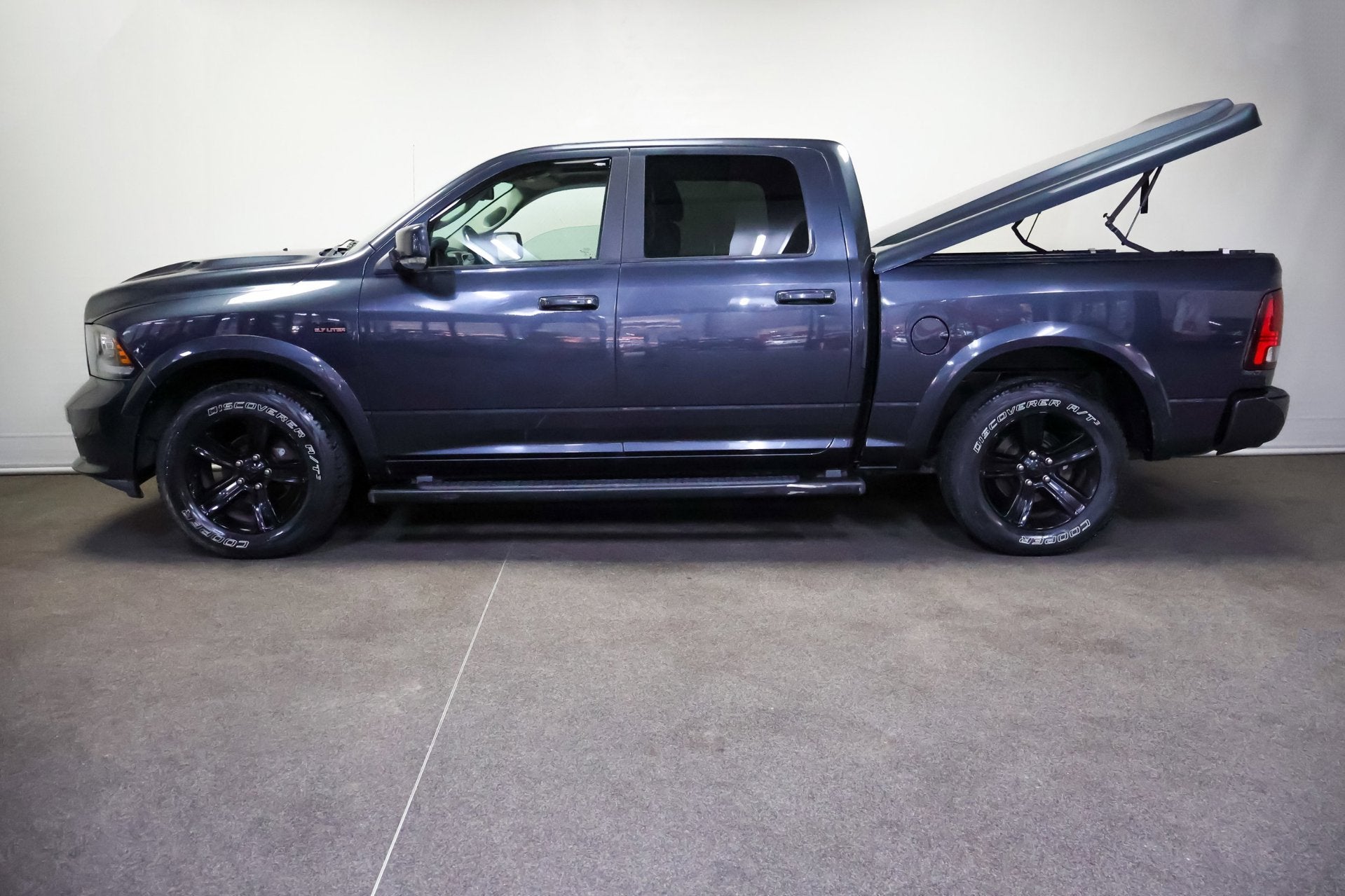 Dodge Ram 1500 5.7 V8 Quad Cab 6'4 (SCHADE NOKKENASSEN), Auto's, Automaat, Gebruikt, 5654 cc, Bedrijf