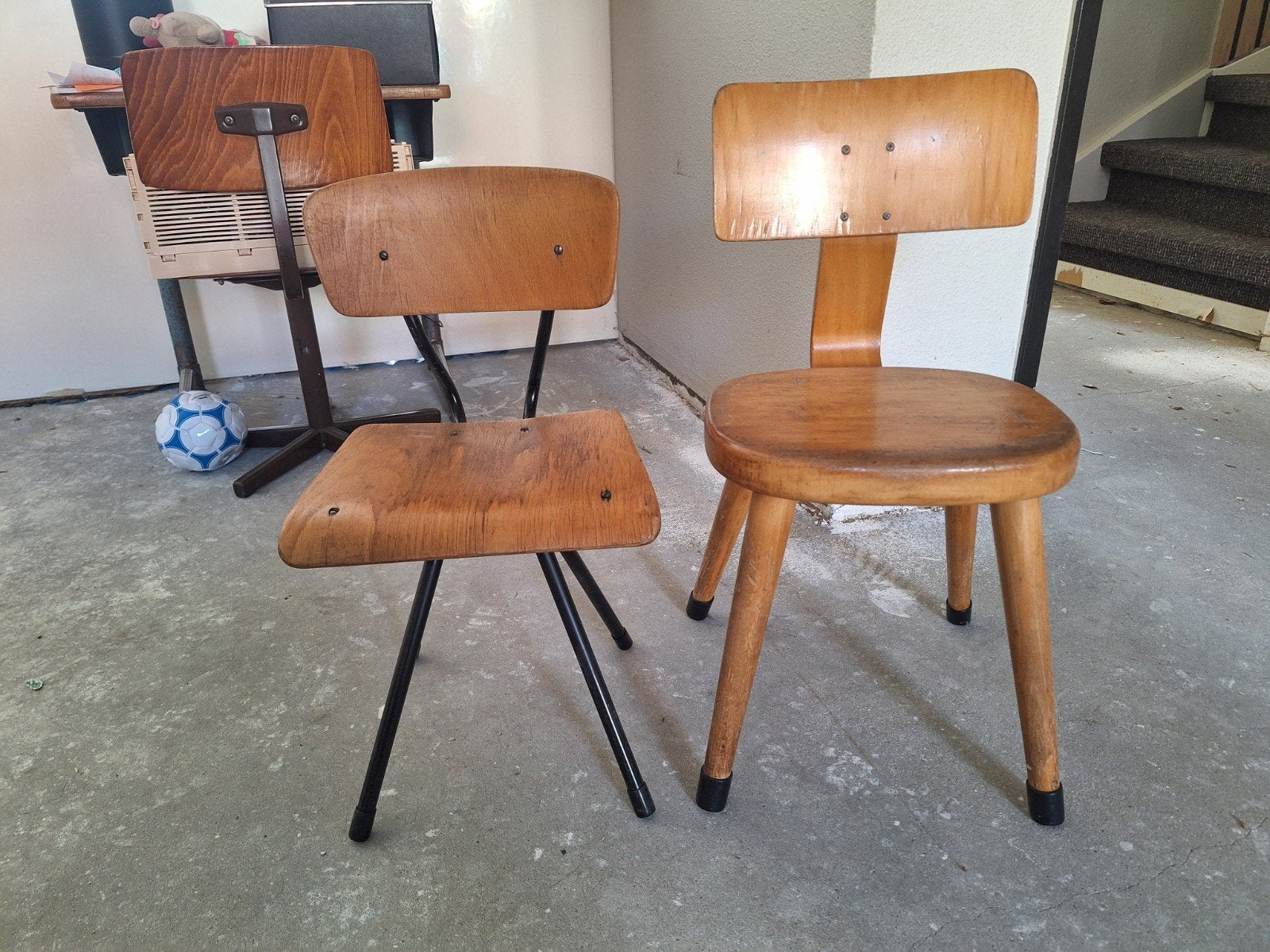 Te koop: Twee vintage schoolstoeltjes, Ophalen, Twee