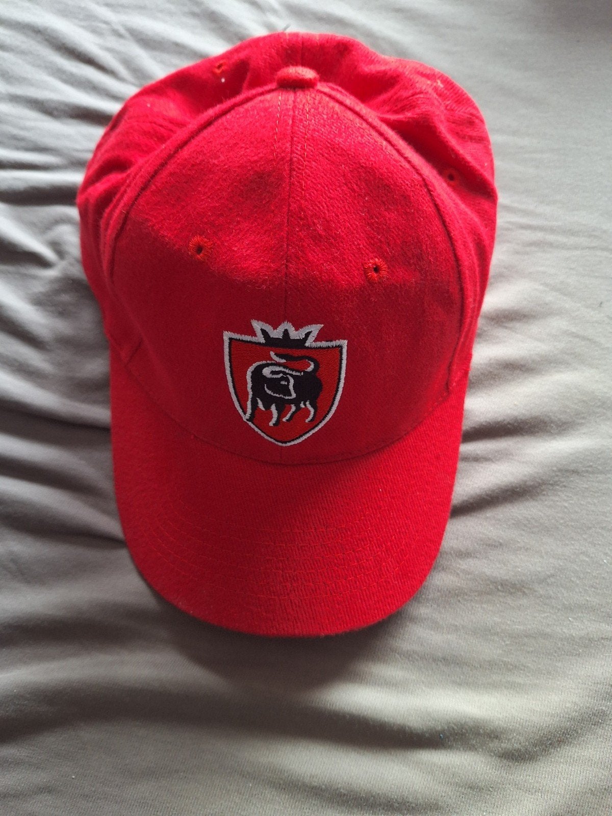 Rode pet van Jupiler met logo, Ophalen of Verzenden, Zo goed als nieuw