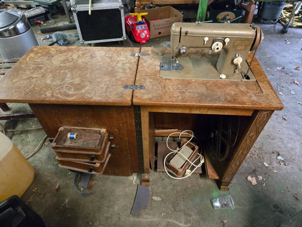 Vintage Pfaff 230 naaimachine met originele houten kast, Ophalen