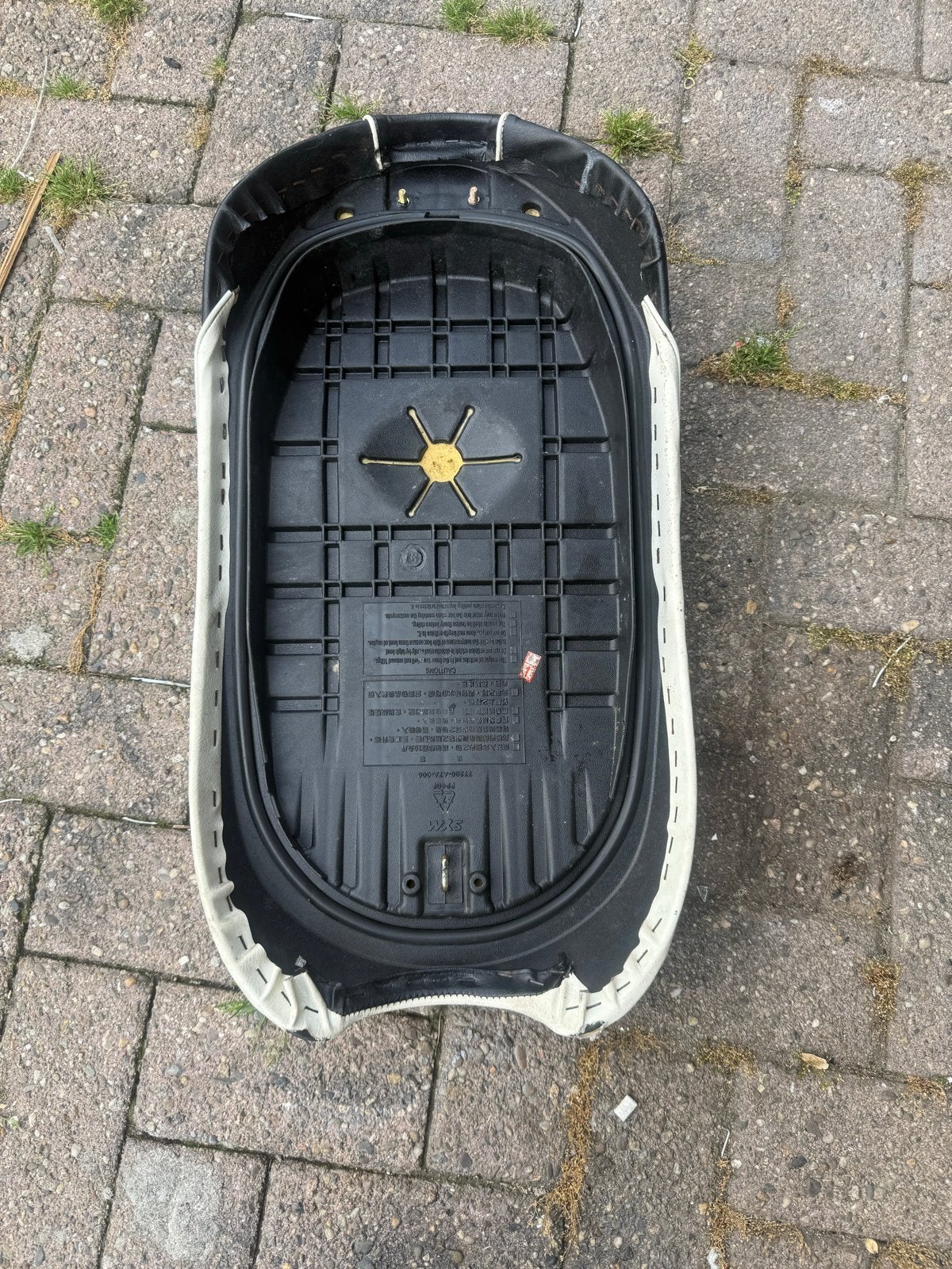 SYM Mio Zadel - Zwart/Wit, Fietsen en Brommers, Ophalen, Gebruikt