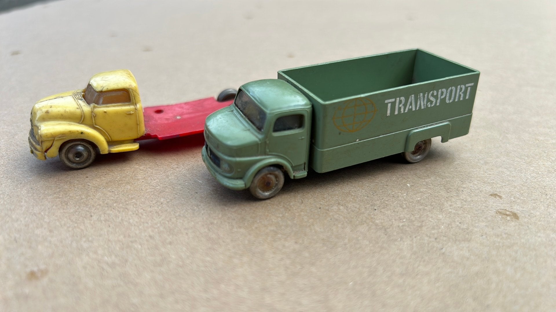 LEGO jaren 60 vrachtwagens 2 stuks, Hobby en Vrije tijd, Modelauto's | 1:87, Ophalen, Gebruikt, Bus of Vrachtwagen