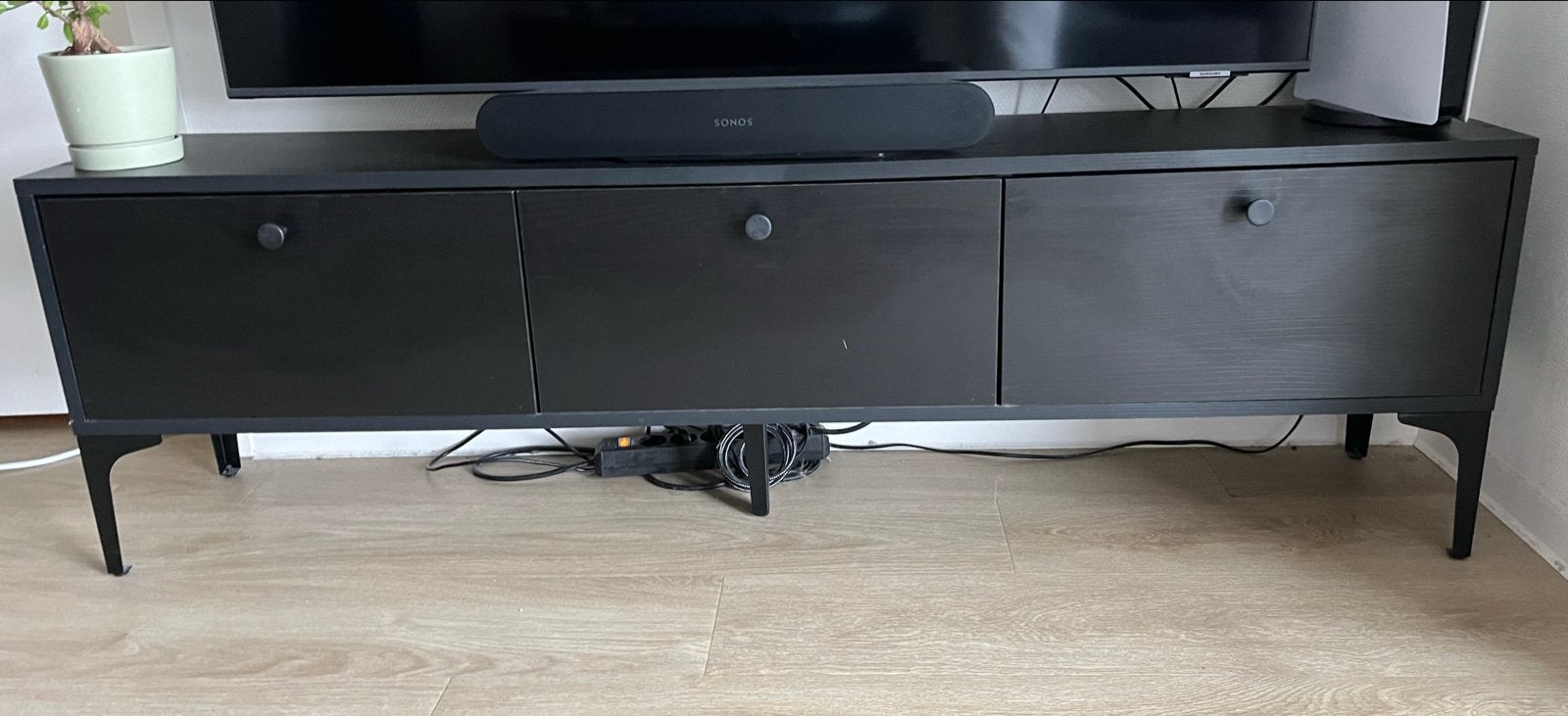 Modern zwart tv-meubel met 3 kastjes, Ophalen, Gebruikt, 150 tot 200 cm, Minder dan 100 cm