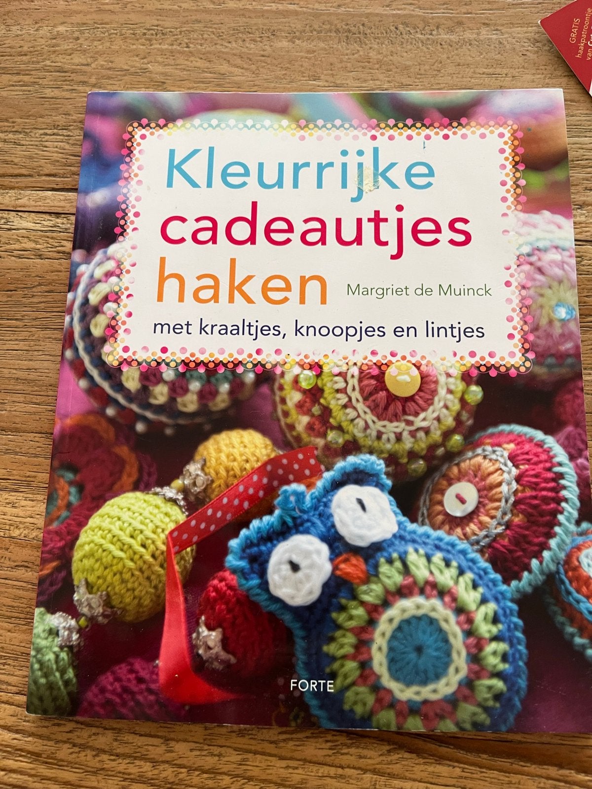 Kleurrijke cadeautjes haken met kraaltjes en lintjes, Ophalen of Verzenden, Zo goed als nieuw, Breien en Haken