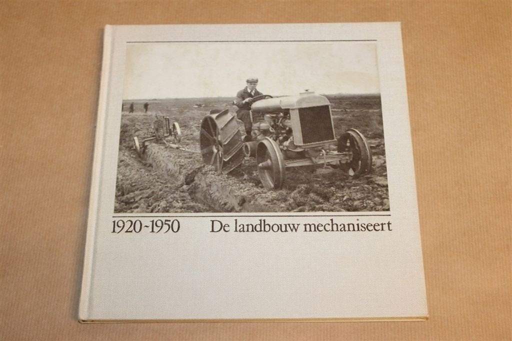 De Landbouw Mechaniseert 1920-1950 — Fotoboek, Boeken, Ophalen of Verzenden, Gelezen
