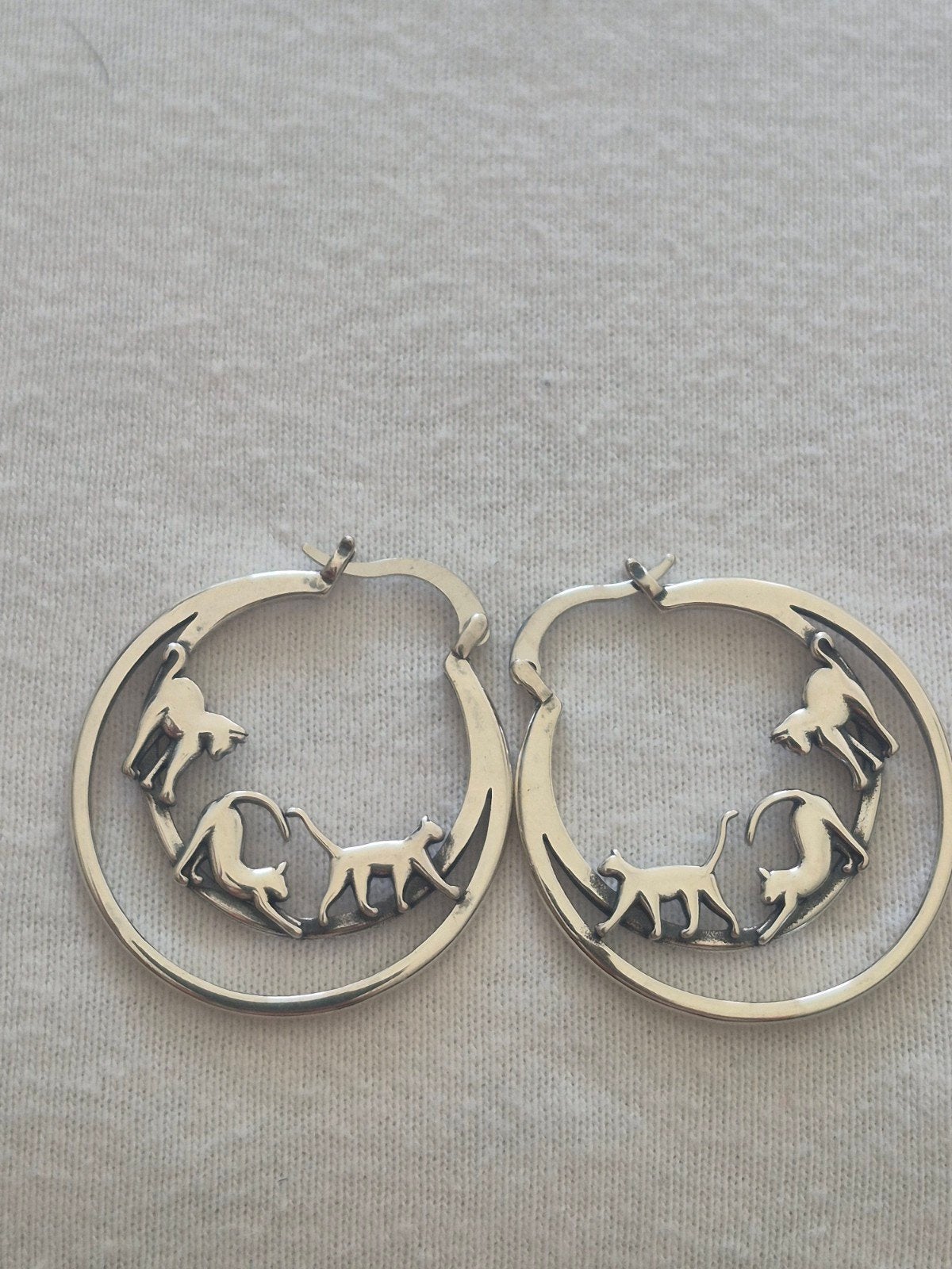 Nieuw! Zilveren 925 Oorbellen Spelende Katten Ringen, Hangers, Nieuw, Ophalen of Verzenden, Zilver
