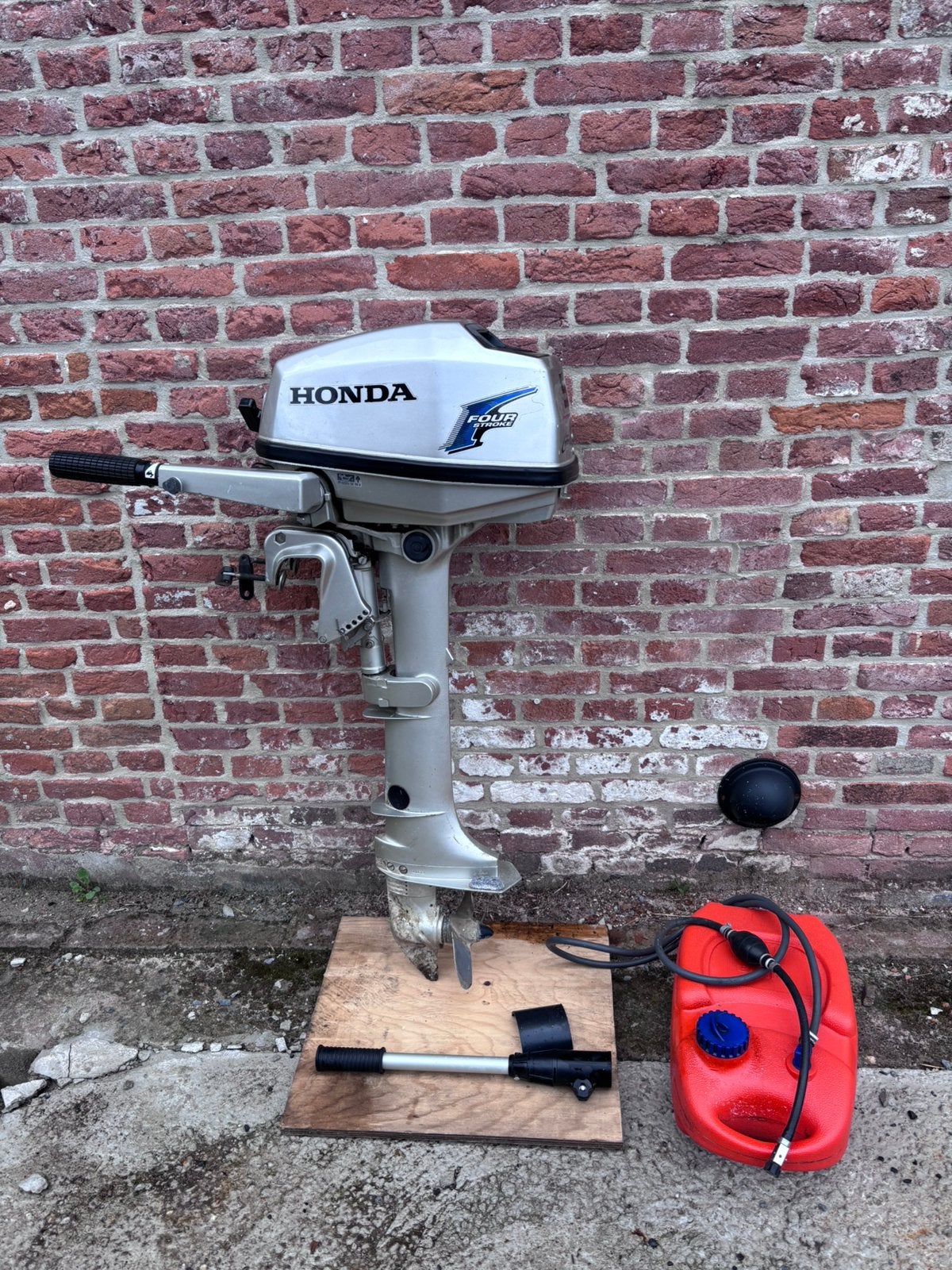 Honda buitenboordmotor kortstaart 5 pk met tank en helmstok, Watersport en Boten, Buiten- en Binnenboordmotoren, Ophalen, 5 tot 10 pk