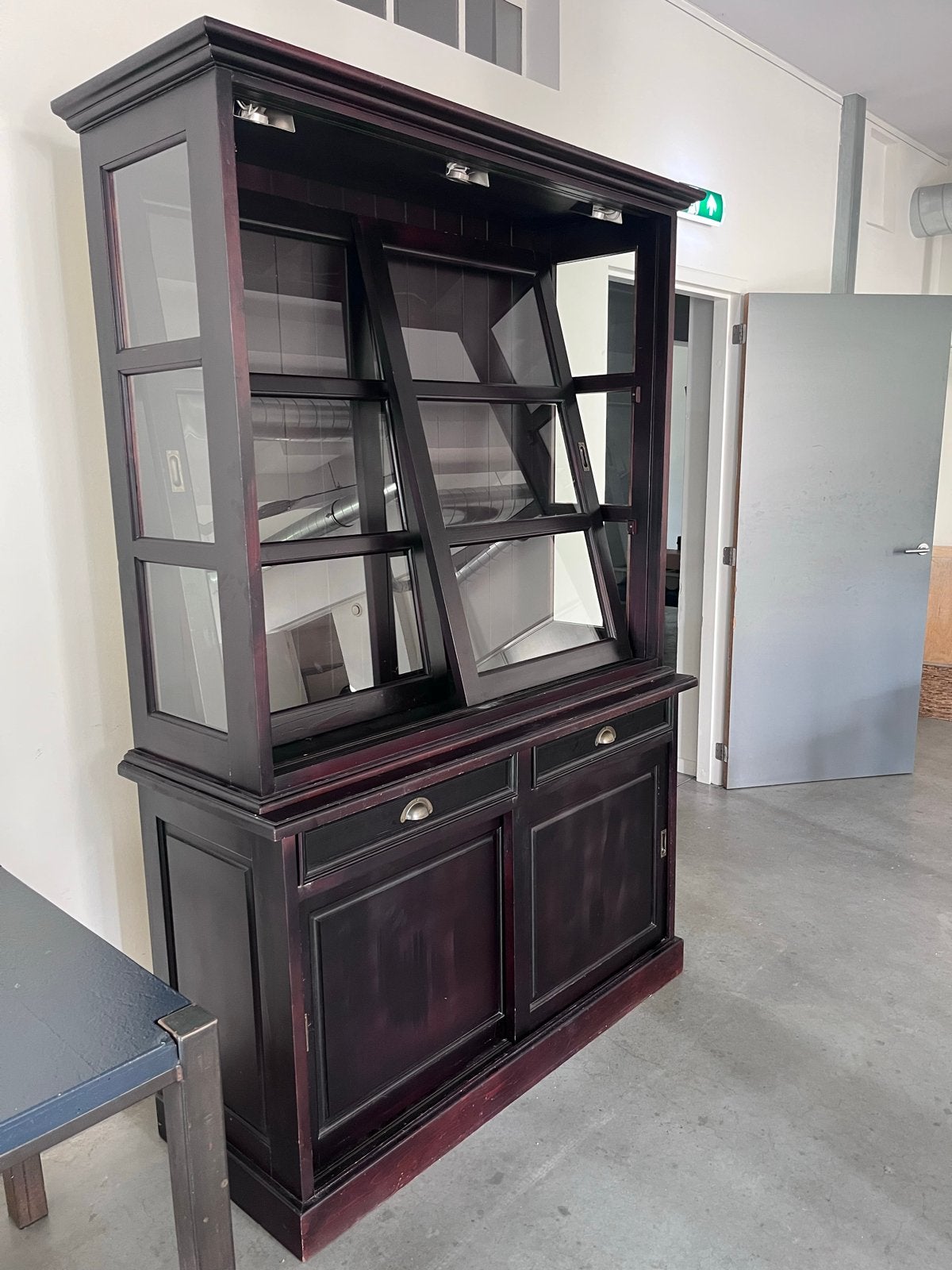 Kast met glazen deuren en planken - opknapbeurt nodig, Ophalen, Gebruikt, 100 tot 150 cm, 200 cm of meer