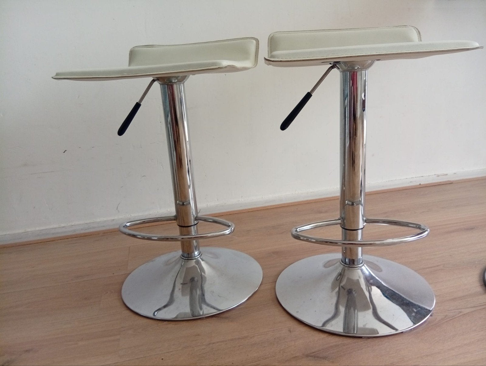 Set van 2 moderne barkrukken Wit met chroom bijna gratis €10, In hoogte verstelbaar, Ophalen of Verzenden, 90 cm of meer, 2 krukken