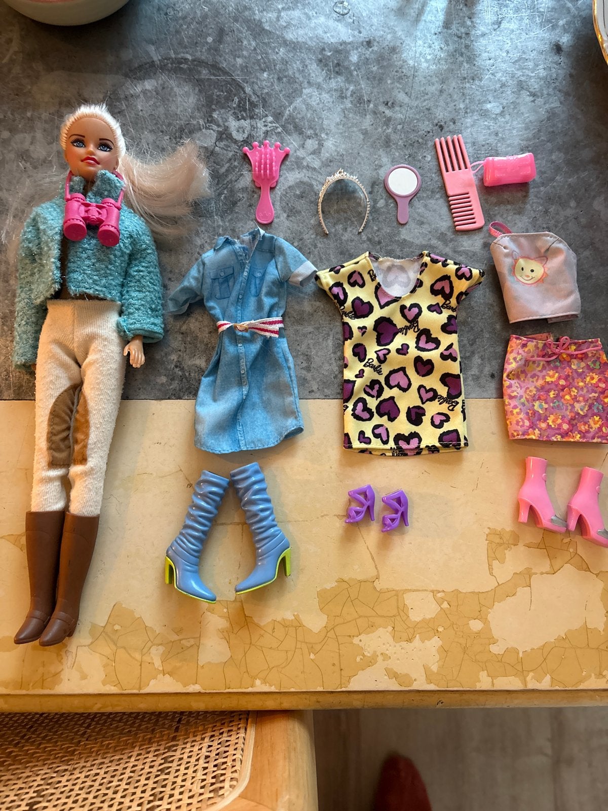 Barbie met kleding en accessoires, Kinderen en Baby's, Ophalen of Verzenden, Gebruikt, Barbie