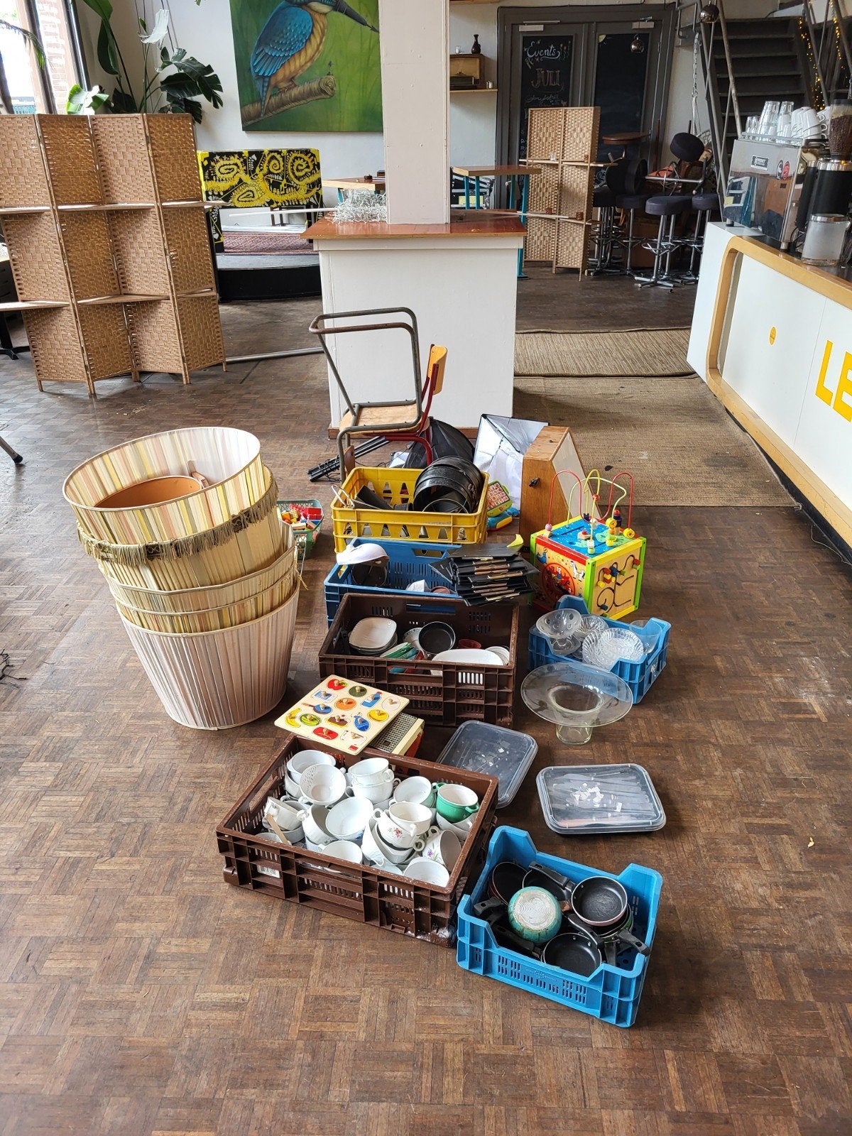 Diverse inboedel: lampenkappen, servies, pannen en meer, Ophalen