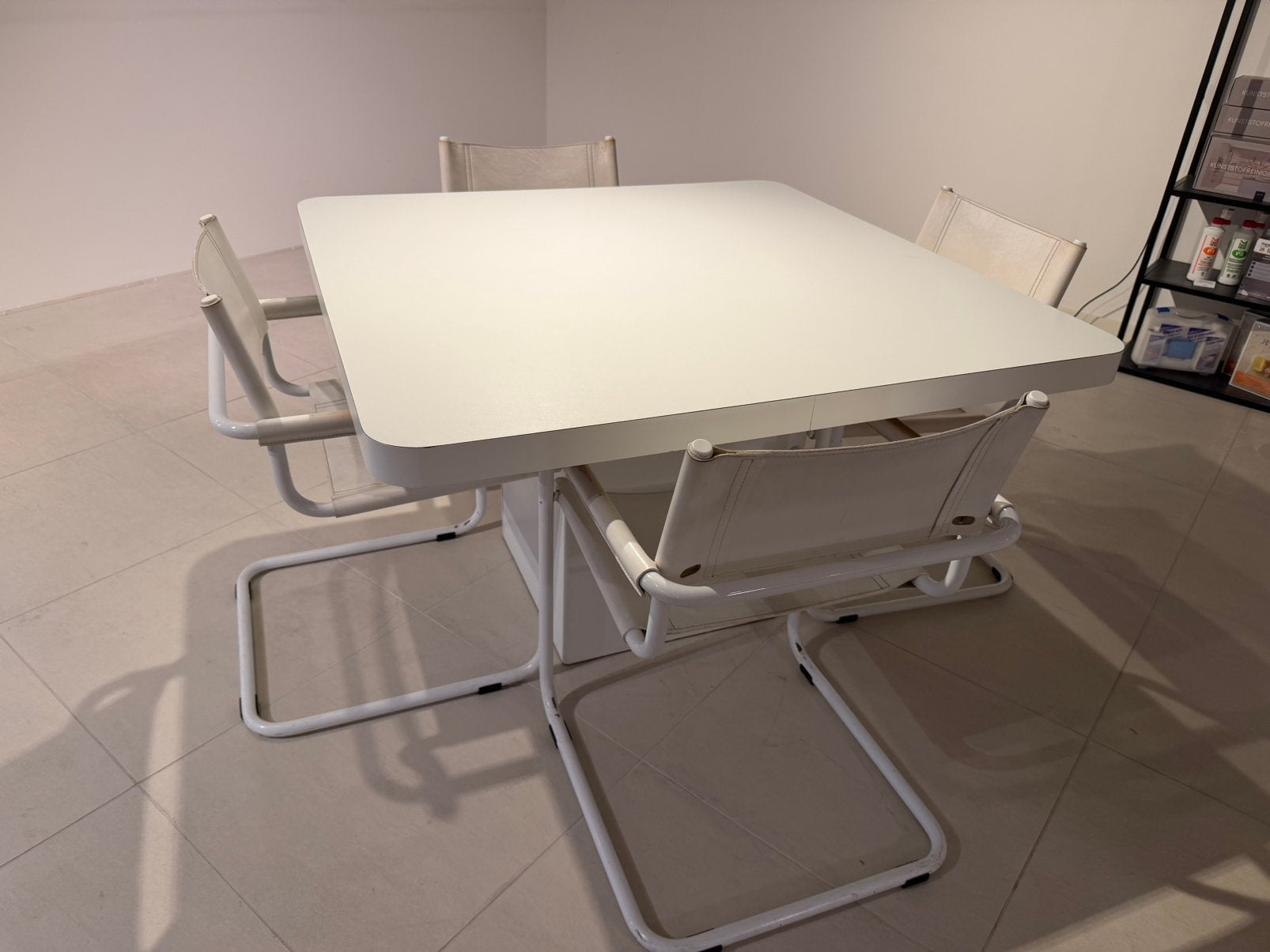 Witte vintage tafel met 4 sledestoelen, Ophalen, Kunststof, Gebruikt, Bauhaus stijl, vintage