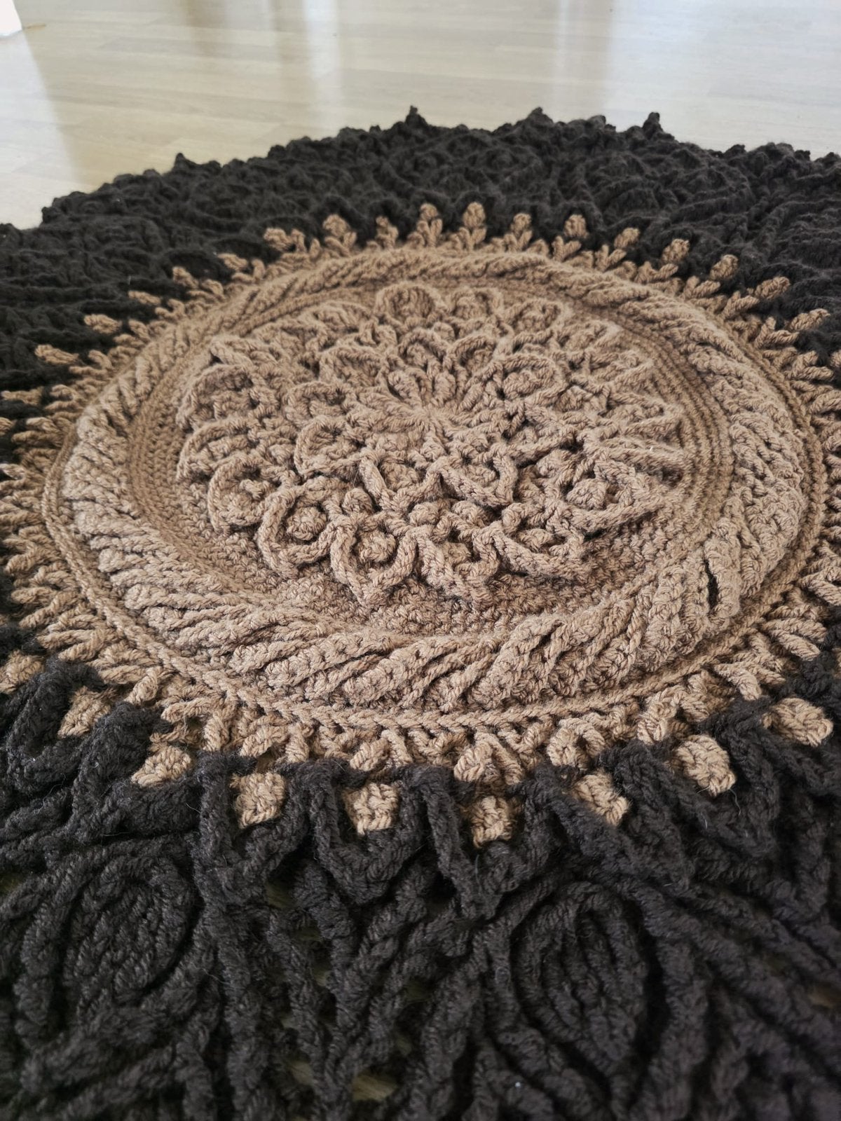 Handmade carpet, 50 tot 100 cm, Bruin, Rond, Zo goed als nieuw
