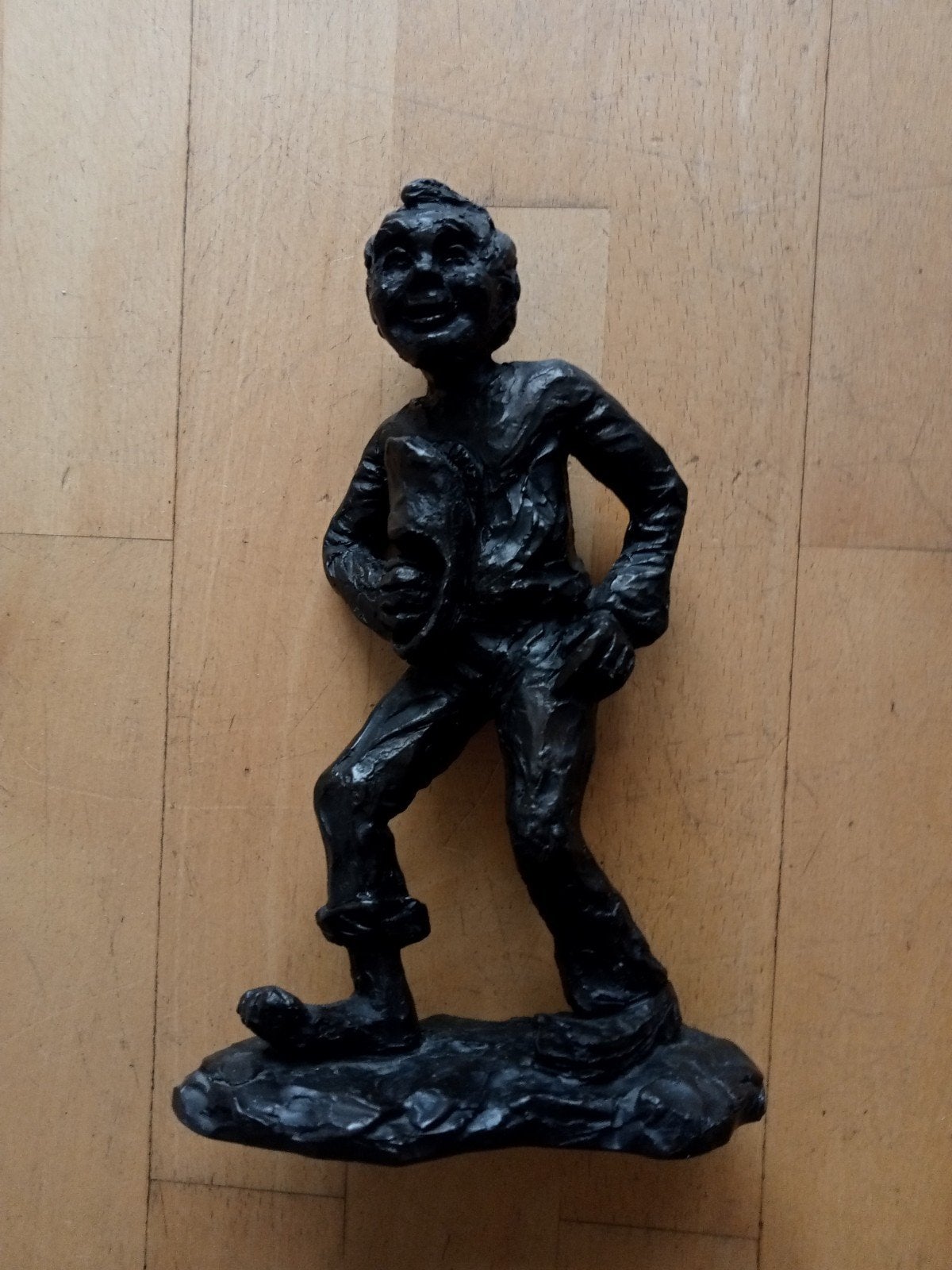 Vintage beeldje van een lachende jongen, donker metaal, Ophalen, Handgemaakt, Beeld, Man
