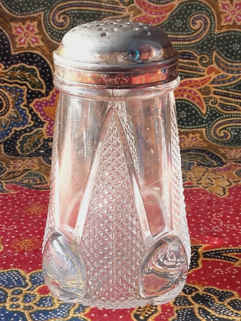 Mooie oude strooier uit Engeland van glas en tin 12,8 cm.
