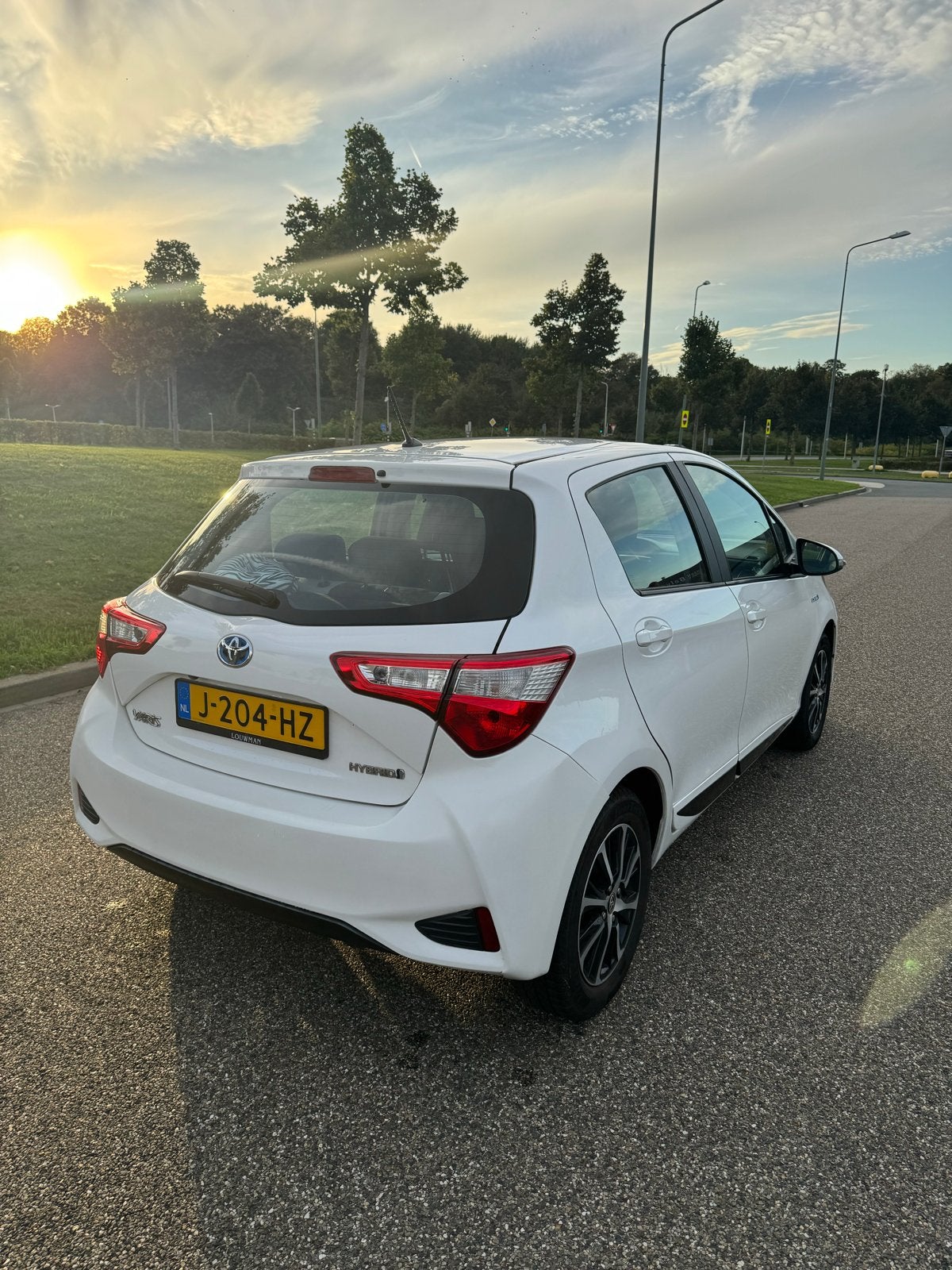 Foto 6 van Toyota Yaris 1.5 Hybrid 100pk 5D CVT 2018 Wit