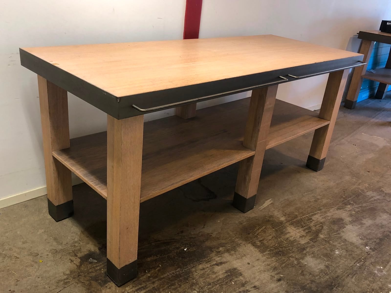 Robuuste werkbank/tafel met metalen details en planken, Huis en Inrichting, Tafels | Eettafels, Ophalen, Gebruikt, 100 tot 150 cm