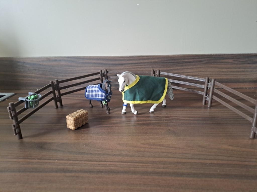 Schleich lipizzaner merrie met veulen in de wei, Verzamelen, Speelgoed, Ophalen of Verzenden, Zo goed als nieuw