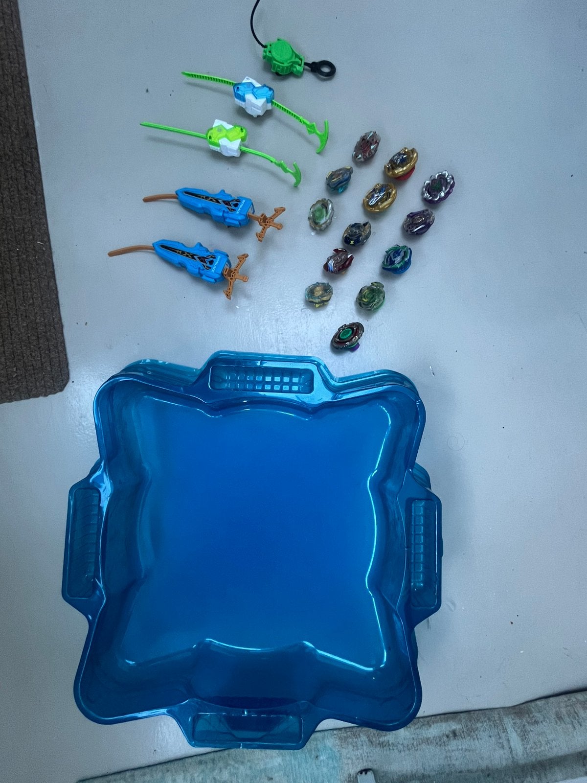 Beyblade / tollenset – 13 tollen, 5 launchers en arena, Ophalen of Verzenden, Zo goed als nieuw