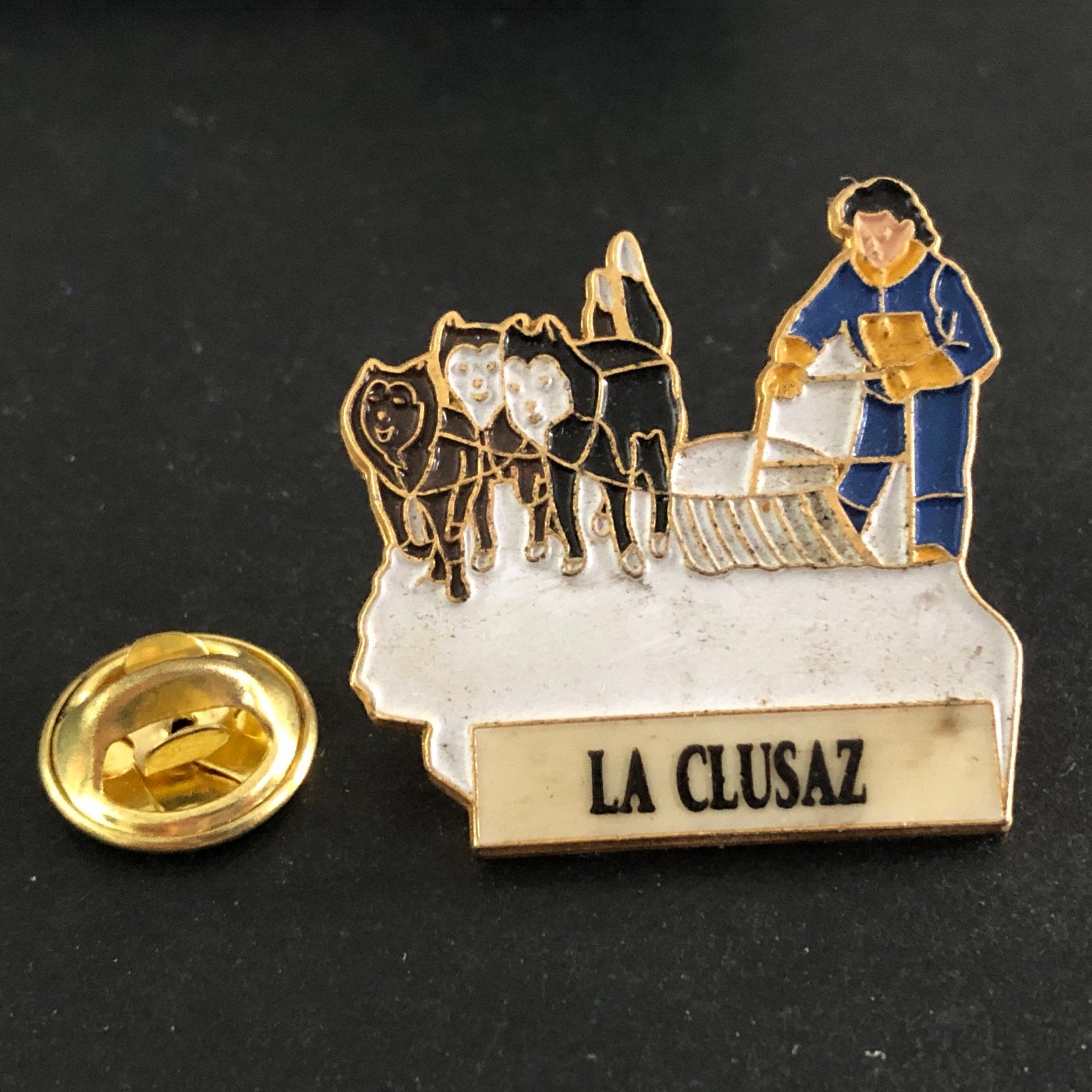 Vintage La Clusaz Pin - Husky Sled Hondenslee, Verzamelen, Speldjes, Pins en Buttons, Ophalen of Verzenden, Gebruikt, Dier of Natuur