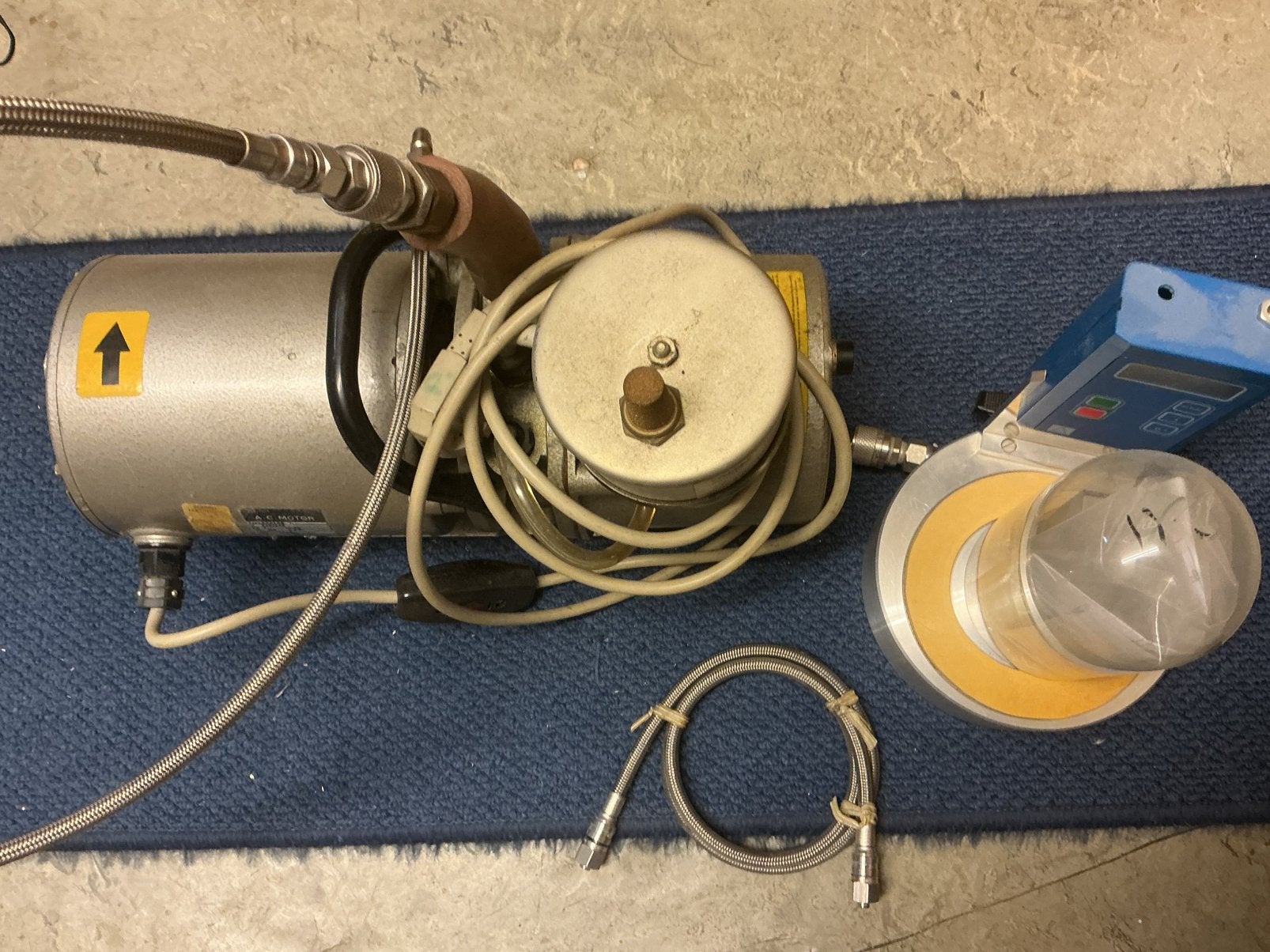 Vacuumpomp met vacuumstolp en vacuummeter, Ophalen, Zo goed als nieuw