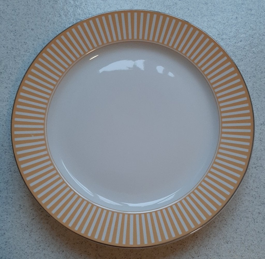2 dinerborden, oranjegeel met gouden randje Harmony, Ophalen, Zo goed als nieuw, Bord(en), Overige stijlen