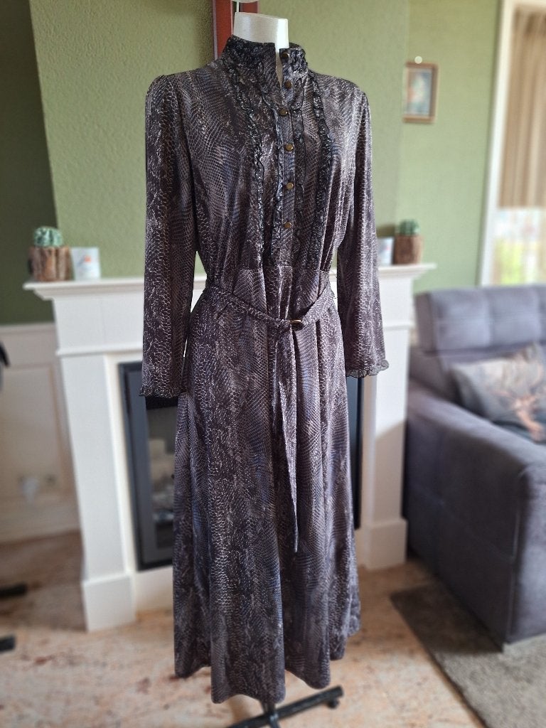 K-Design grijze lange slangen print jurk mt L, Kleding | Dames, K-design, Verzenden, Maat 42/44 (L), Zo goed als nieuw