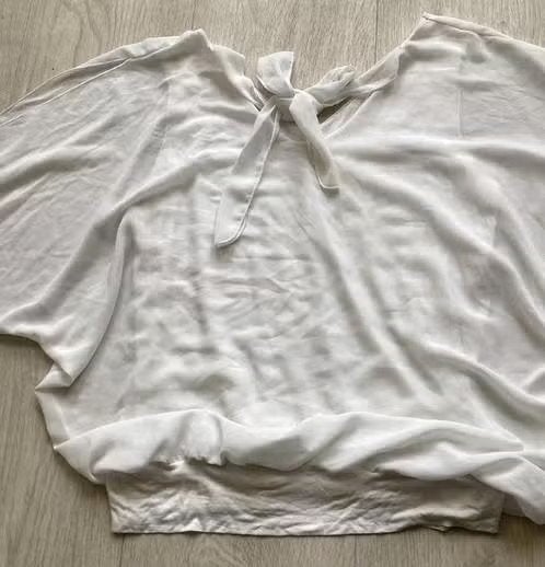 Witte blouse maat L met vleermuismouwen, Kleding | Dames, Ophalen of Verzenden, Zo goed als nieuw, Maat 42/44 (L), Wit