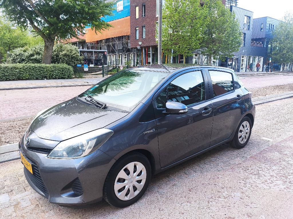 Toyota Yaris 1.5 Full Hybrid Automaat – APK tot 02/2027, 1497 cc, 74 pk, 4 cilinders, 49 €/maand