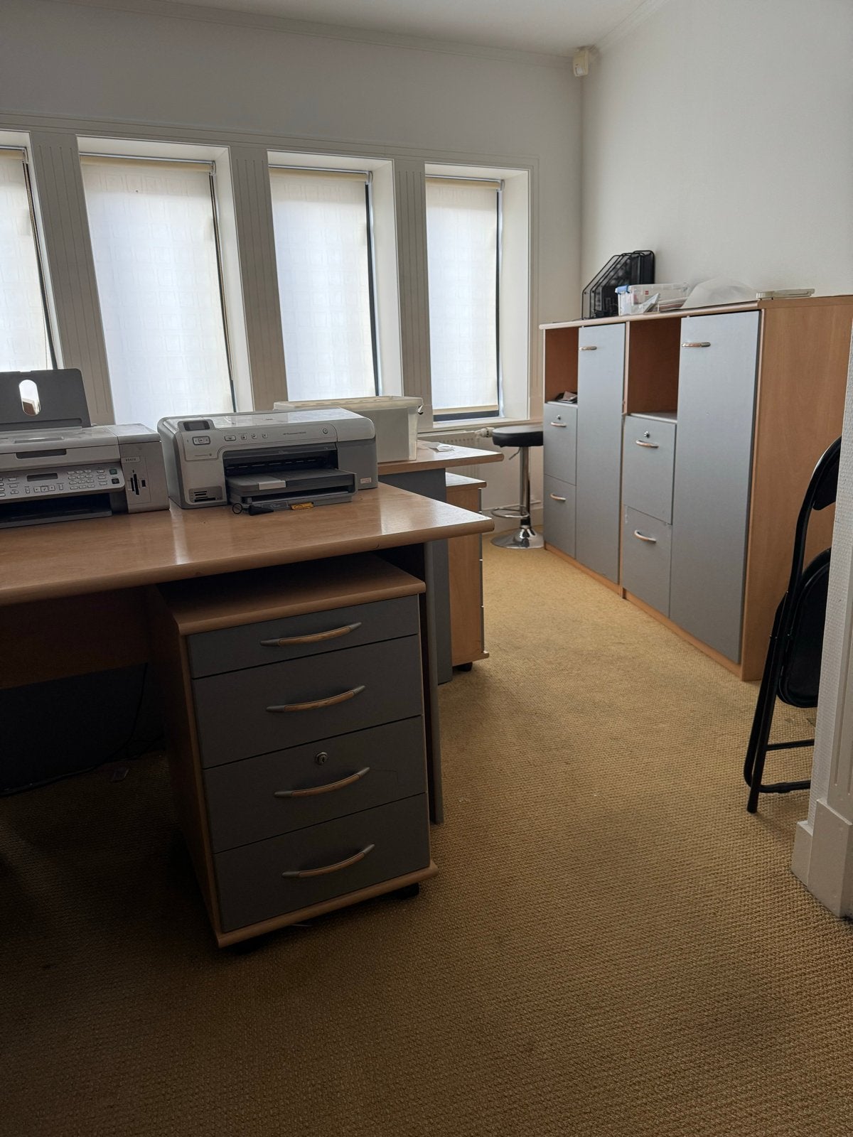 Complete kantoorinrichting: bureaus, kasten en stoelen, Archief en Opbergen, Ophalen, Gebruikt, Complete inventaris