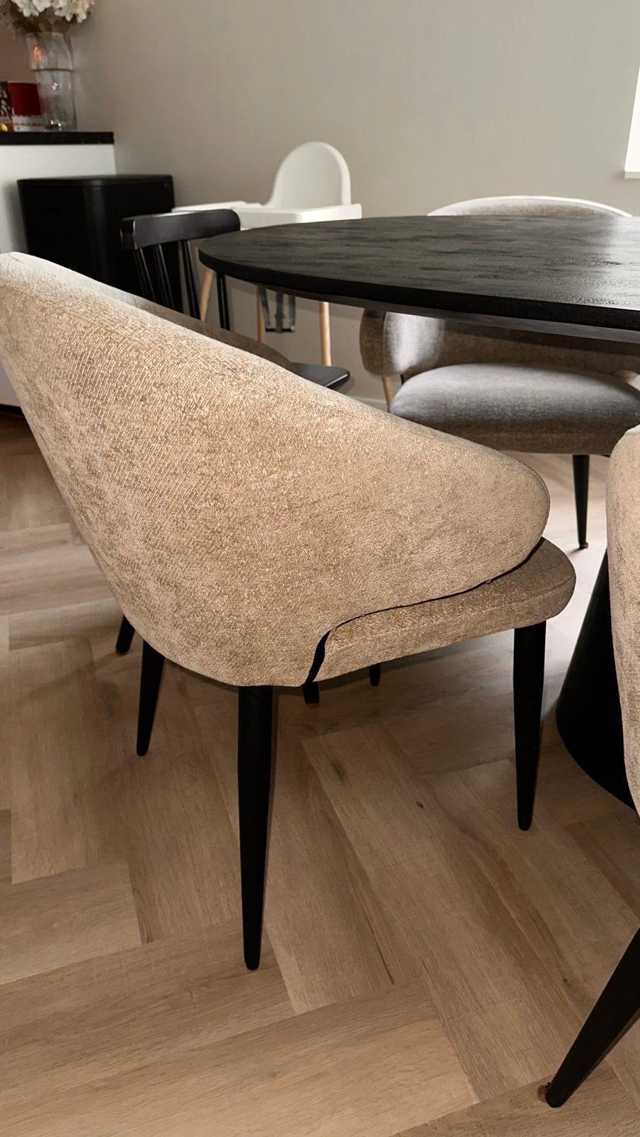 6x KARWEI eetkamerstoelen beige/zand met zwart onderstelsel, Huis en Inrichting, Stoelen, Ophalen, Overige kleuren, Zo goed als nieuw