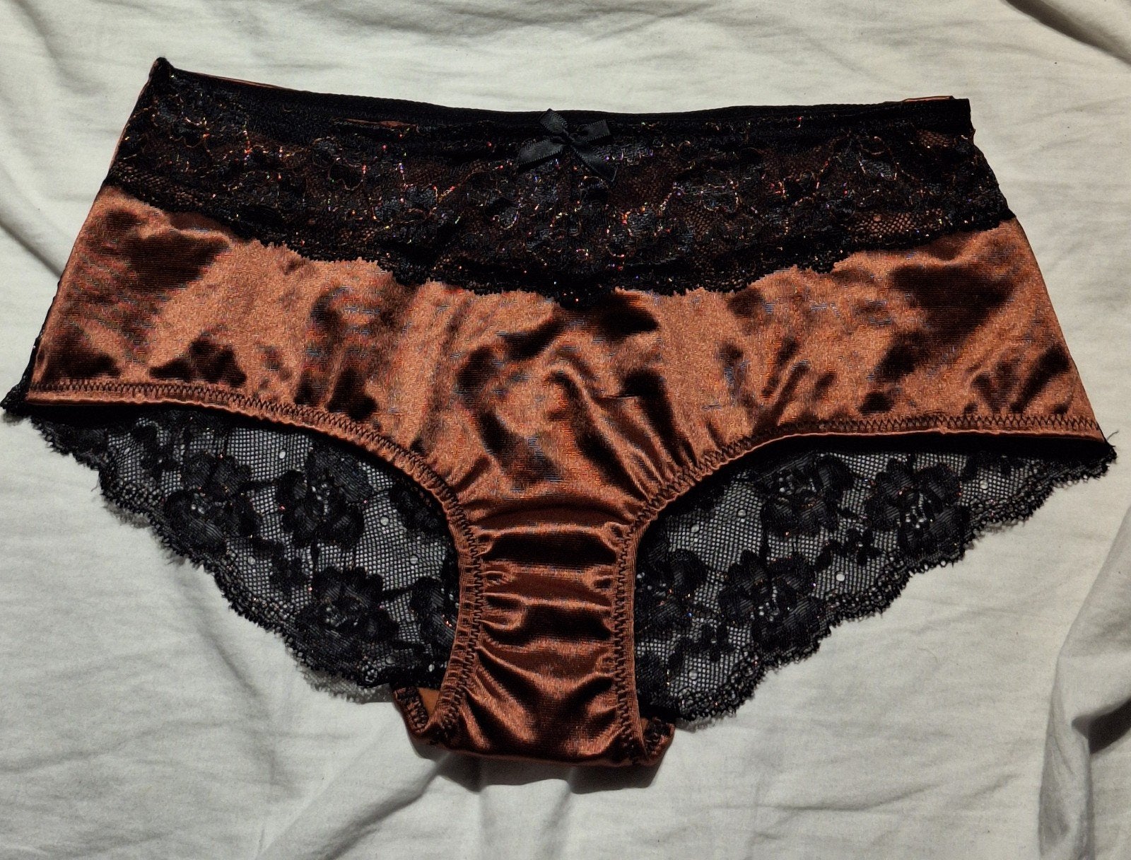 Sexy goud-zwarte satijnen-kanten slip maat L, Verzenden, Zwart, Slip