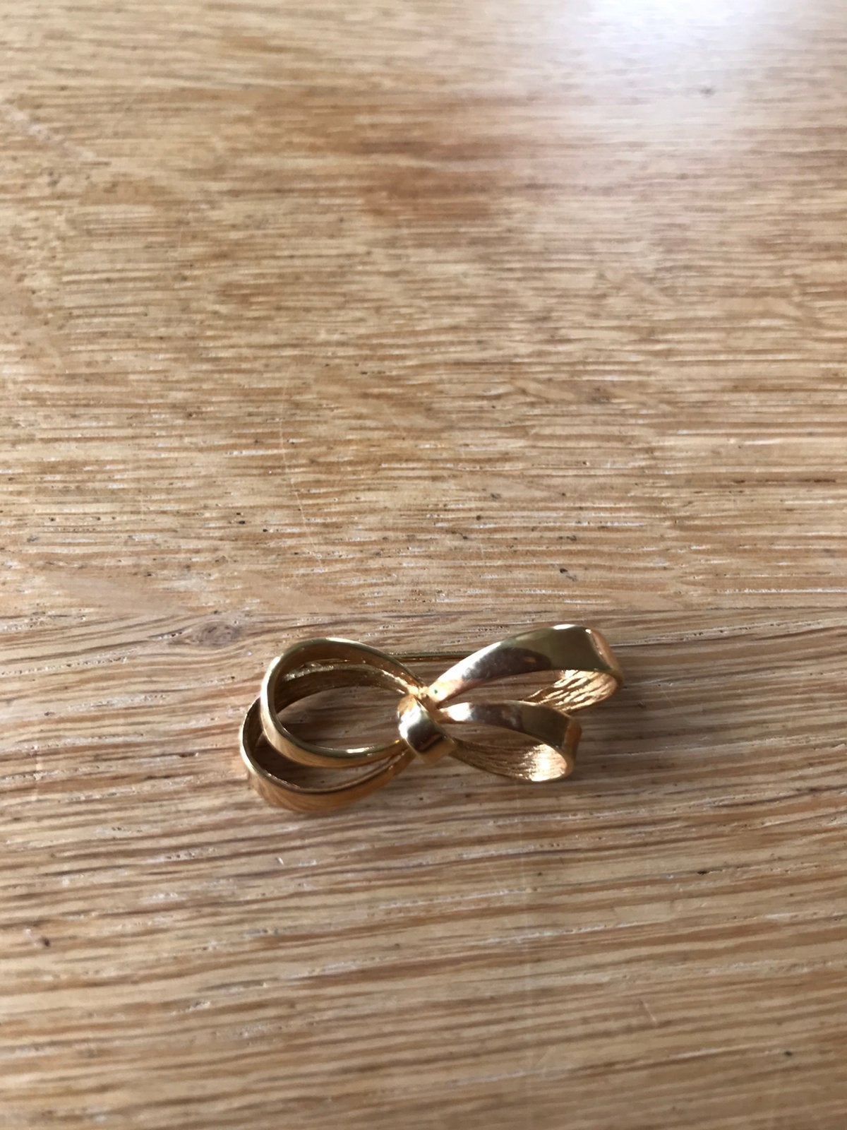 Goudkleurige broche strik, Ophalen of Verzenden, Gebruikt, Overige materialen