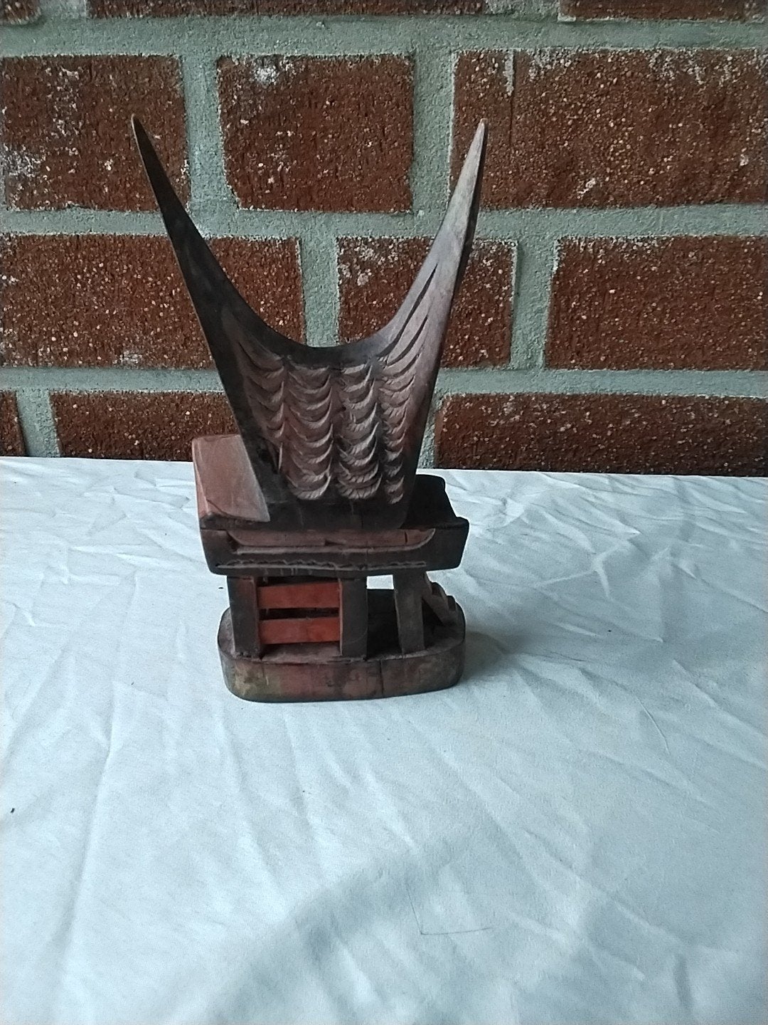 Houten miniatuur huisje/beeldje, 17 cm hoog, Antiek en Kunst, Ophalen of Verzenden