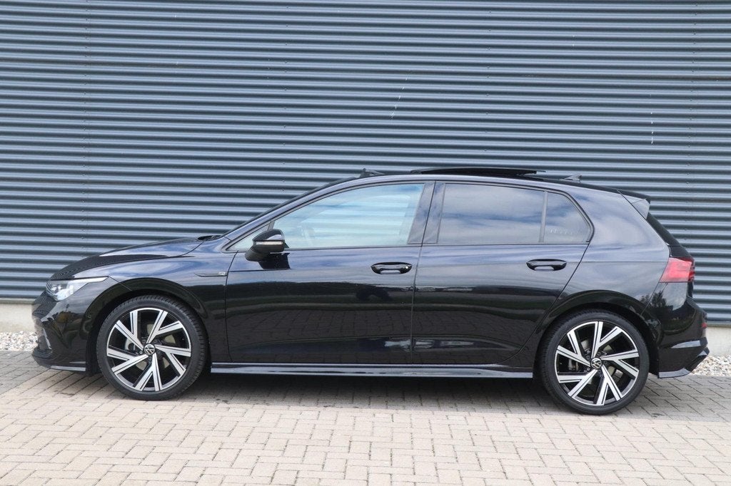 Volkswagen Golf 1.5 eTSI R-Line | 3X R-Line | PANO | IQ.Ligh, 4 cilinders, 150 pk, Zwart, Bedrijf