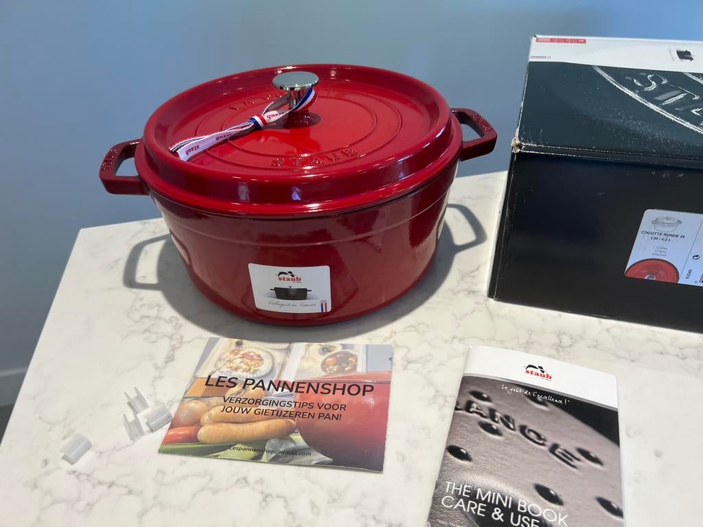 Nieuwe Staub La Cocotte 26 cm Cerise in de doos, Gietijzer, Nieuw, Ophalen of Verzenden, Staub