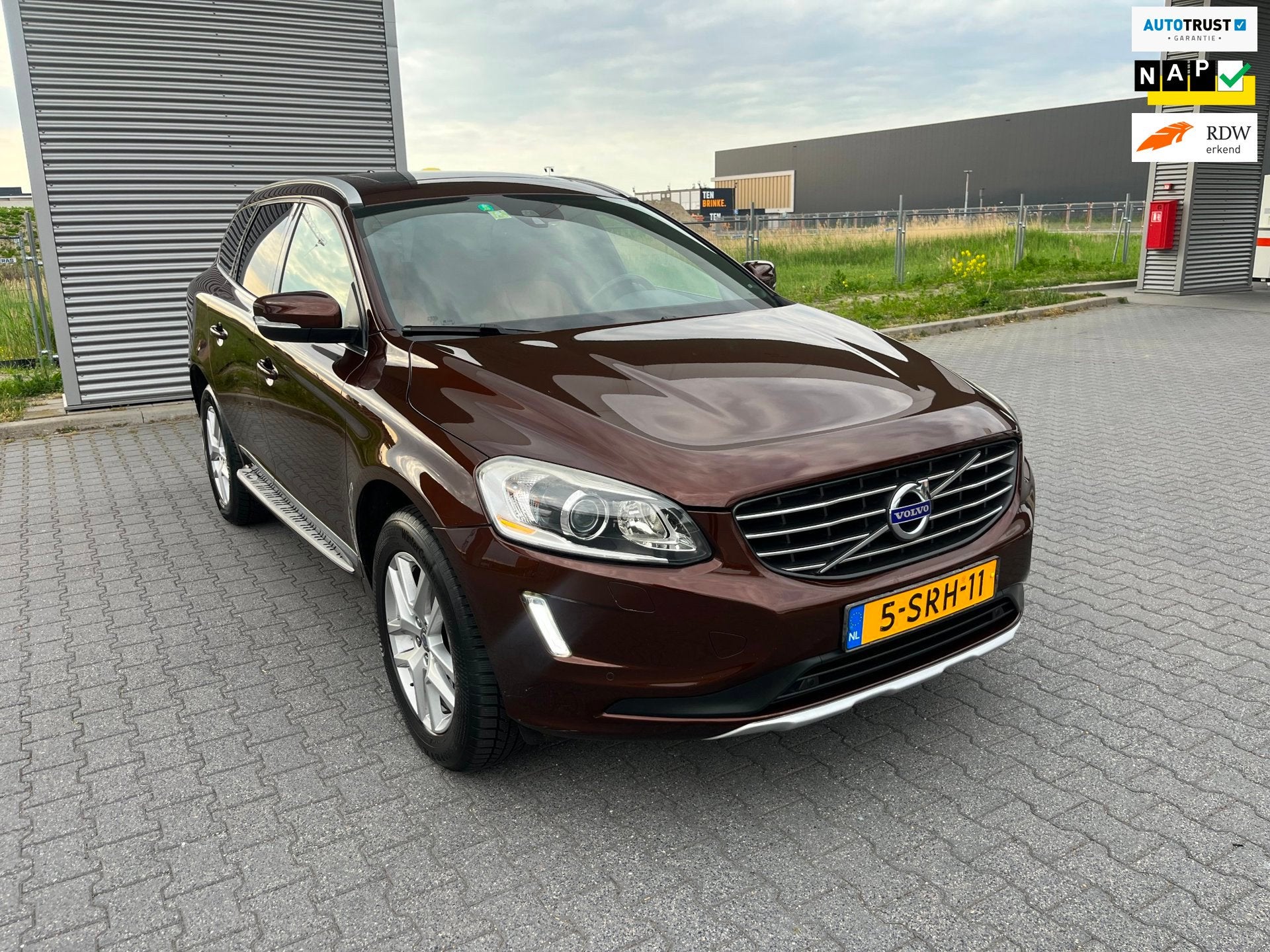 Volvo XC60 2.0 T5 FWD Inscription| 6mnd Garantie | PANO| AUT, Auto's, Volvo, 4 cilinders, Bruin, Automatische klimaatregeling