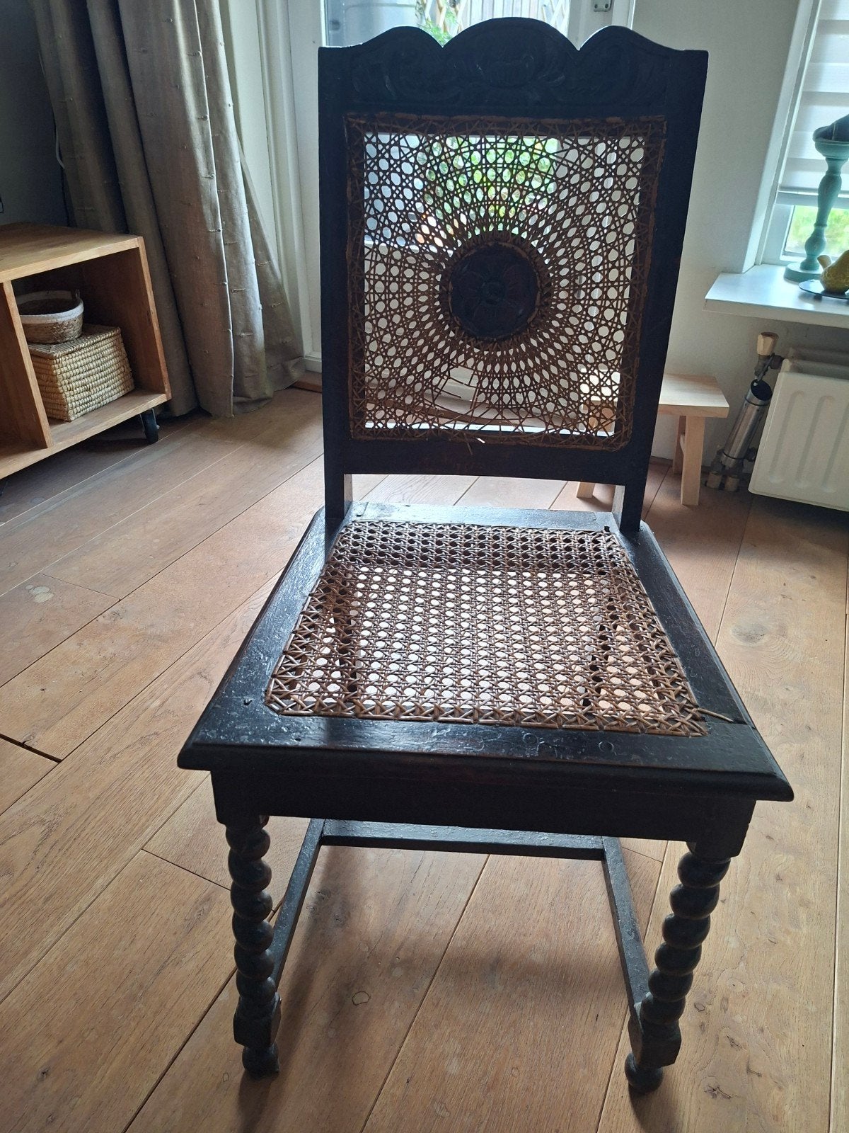 Antieke stoel met webbing en gedraaide poten., Ophalen