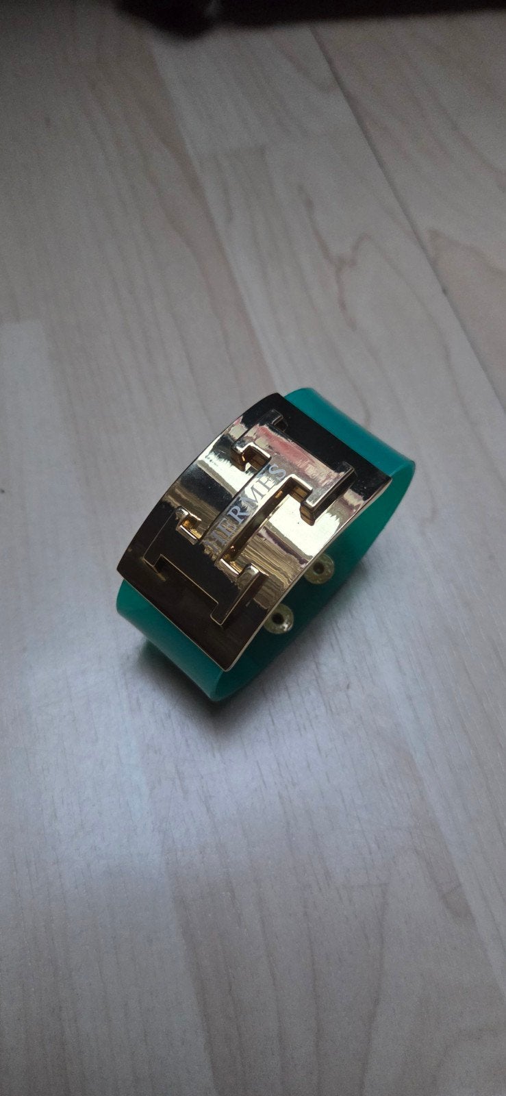 Moderne luxe armband goudkleurige merk, Sieraden, Tassen en Uiterlijk, Armbanden, Ophalen of Verzenden, Gebruikt, Groen, Kunststof of Plastic