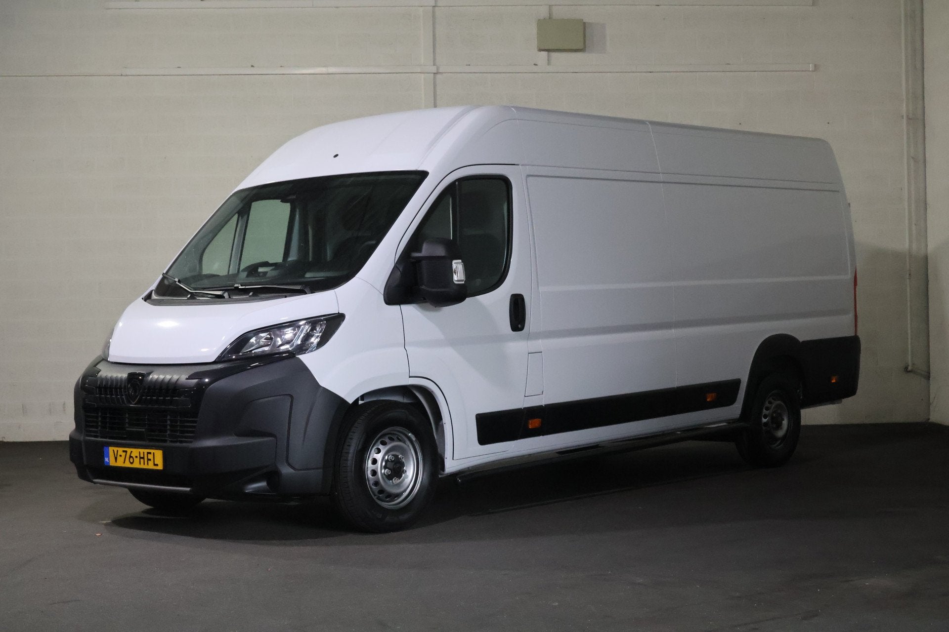 Peugeot Boxer 2.2 BlueHDi 180pk L4 H2 Automaat Airco Navigat, Auto's, Stof, Gebruikt, Euro 6, 4 cilinders