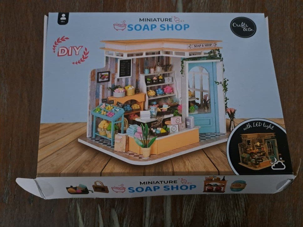 Miniature Soap Shop van Crafts & Co. DIY, Hobby en Vrije tijd, Meerkleurig, Zo goed als nieuw, Overige merken, Knutselset
