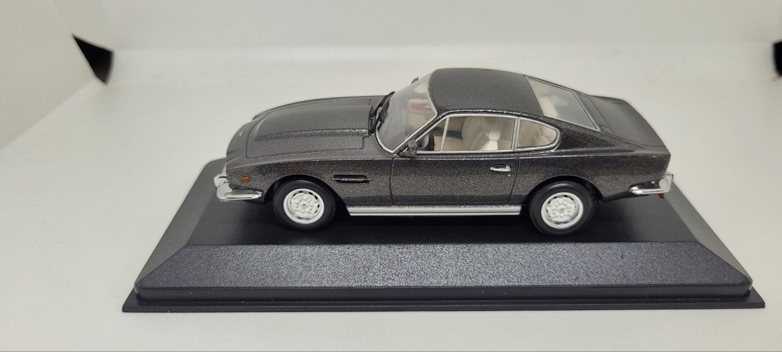Minichamps Aston Martin V8 Coupe, Hobby en Vrije tijd, Modelauto's | 1:43, Ophalen of Verzenden, Zo goed als nieuw, Auto, MiniChamps