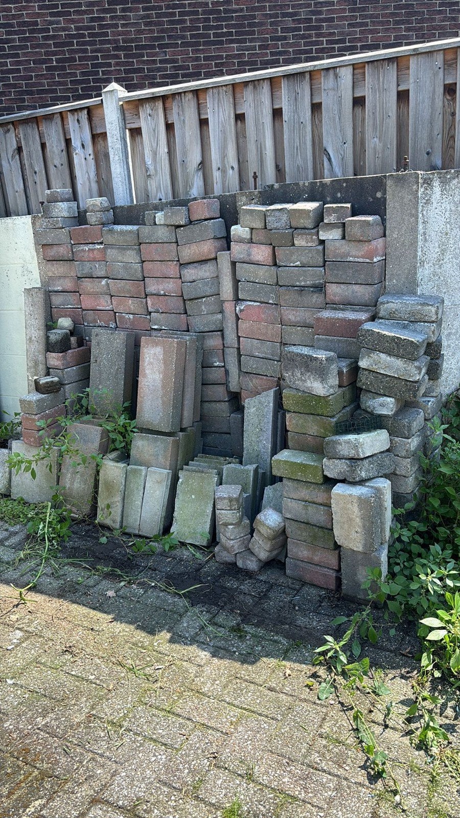 GRATIS!; Gebruikte straatstenen en betontegels, Tuin en Terras, Tegels en Klinkers, Ophalen, Gebruikt, Beton, Terrastegels
