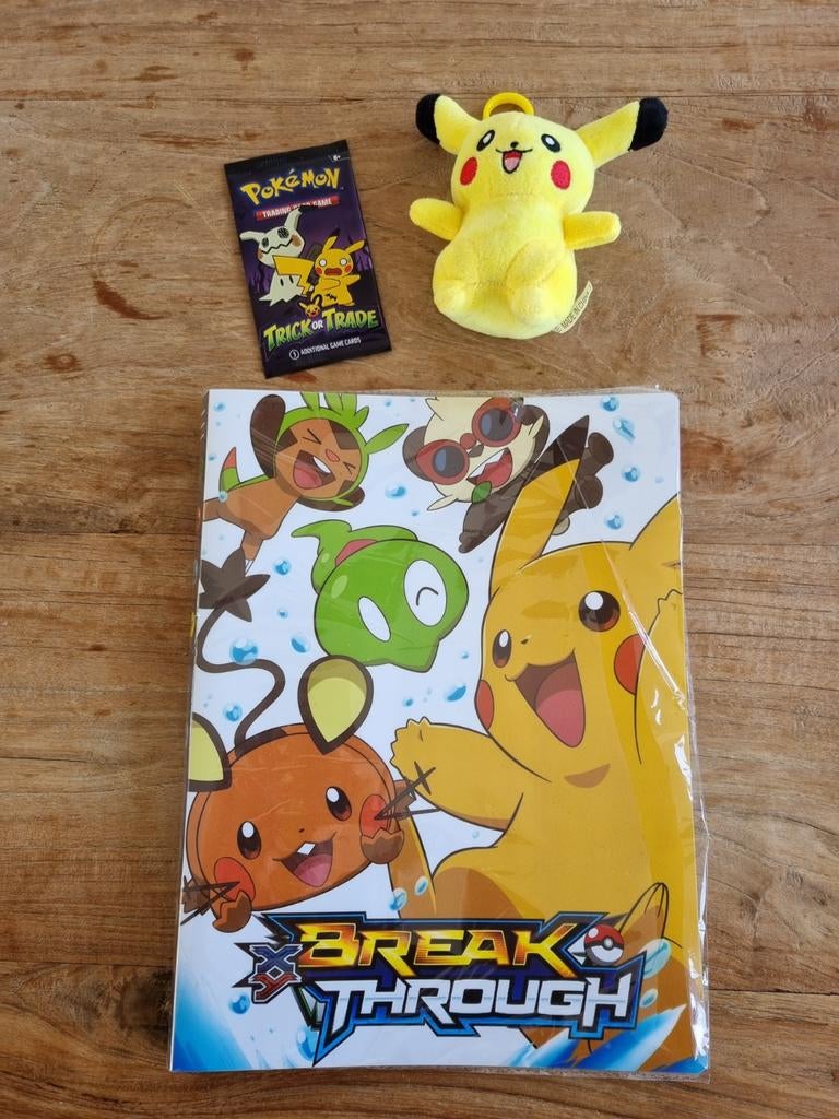 Nieuw Pokemon set album, sleutelhanger & Trick or Trade, Ophalen of Verzenden, Nieuw