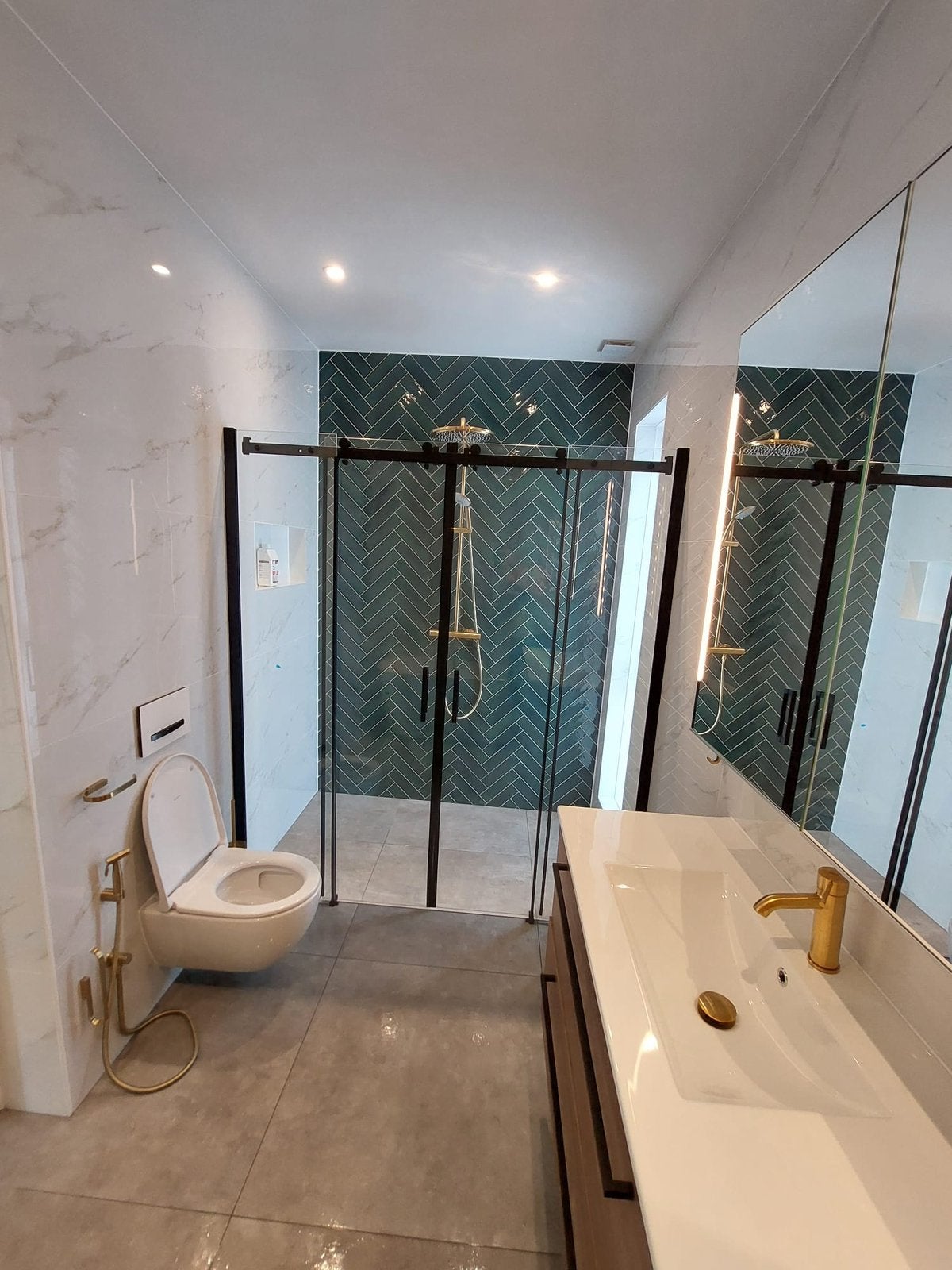 Badkamer specialist, Ophalen of Verzenden, Zo goed als nieuw, Met bad