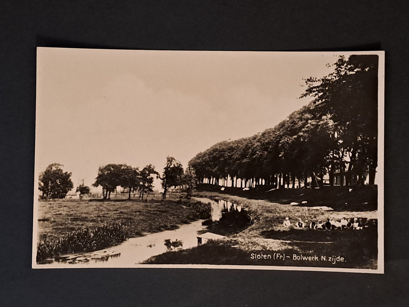 Fotoglanskaart Sloten Friesland Bolwerk Noord Zijde met Volk, Verzenden, 1920 tot 1940, Ongelopen, Friesland