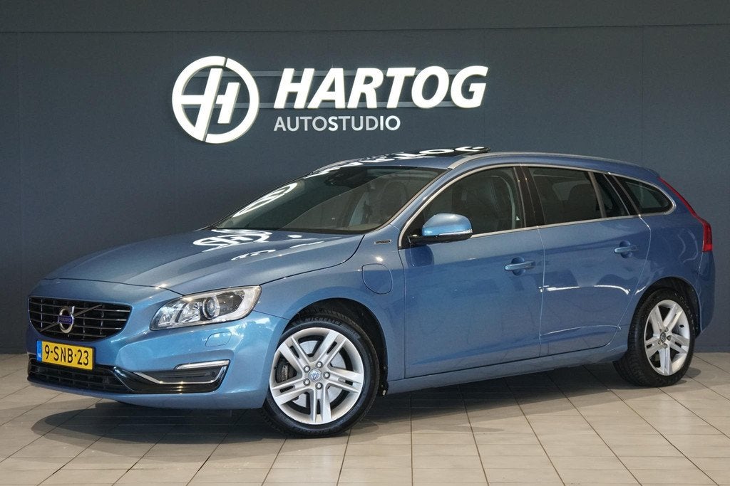 Volvo V60 2.4 D6 AWD Plug-In Hybrid Summum *EERSTE EIGENAAR*, Automaat, Blauw, Vierwielaandrijving, 11 kWh