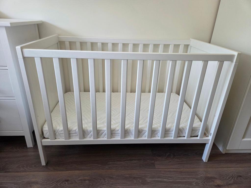 Ledikant Ikea Sundvik + matras, antislip mat en beschermer, Ophalen, Zo goed als nieuw, Ledikant