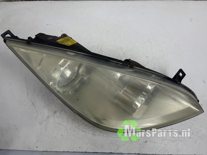 Koplamp rechts van een Mitsubishi Colt