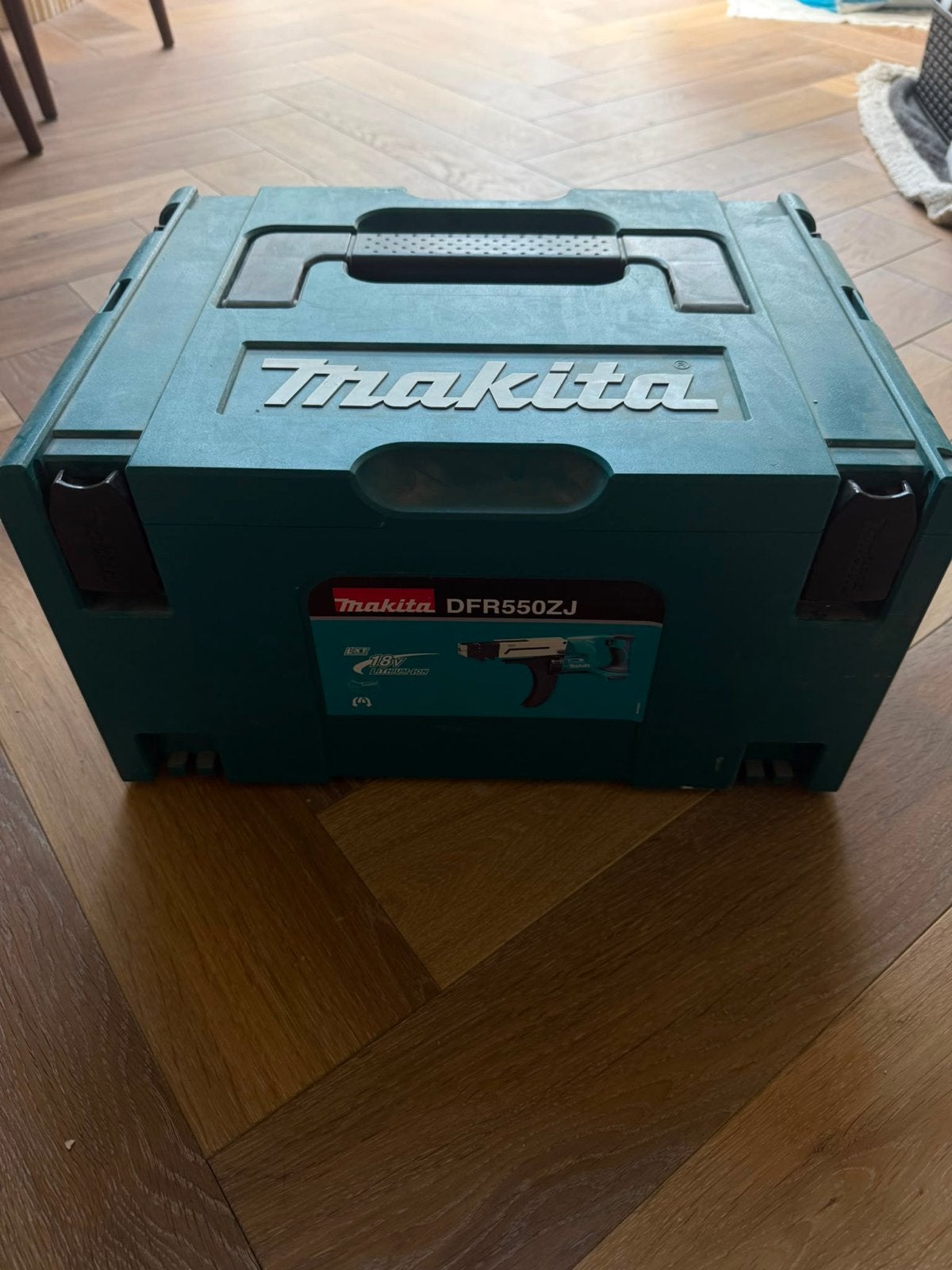 Makita DFR550ZJ Schroefautomaat met lader en accu, Verzenden, Zo goed als nieuw, 600 watt of meer, Boor- en Schroefmachine
